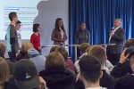 Schülerinnen und Schüler im Gespräch mit MdB Jürgen Hardt.