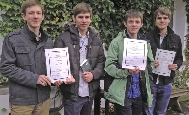 Die-Teilnehmer-des-Projektkurses-Astronomie-des-Jahrgangs-20122013-nach-der-Preisverleihung.-Von-links-nach-rechts-Tobias-Guthoff-Jan-Martin-Müller-Leon-Gleser-und-Tobias-Fries