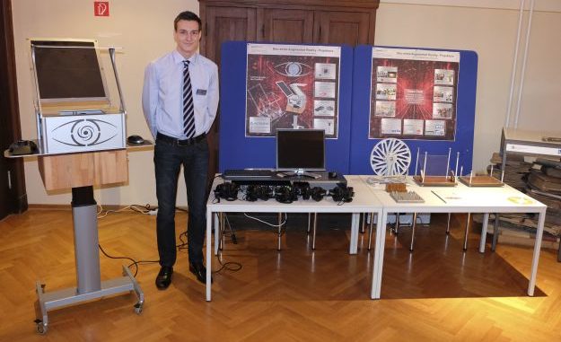 Tobias-Gerbracht-an-seinem-Stand-mit-dem-3D-Holo-Projektor.-Bild-Jugend-forscht
