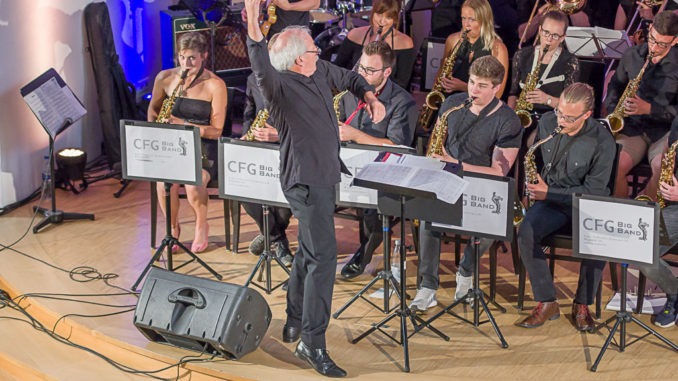 Lothar Berg dirigiert die cfg bigband