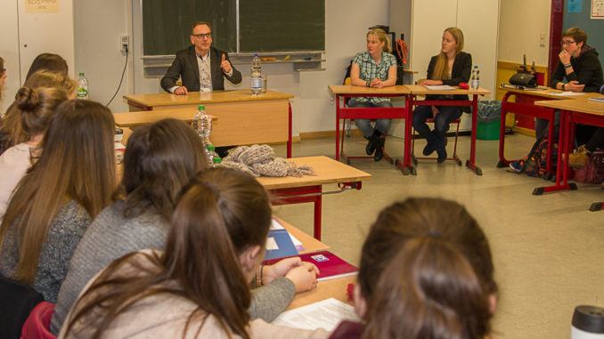 OB-Andreas-Mucke-stellt-sich-den-Fragen-der-Schüler
