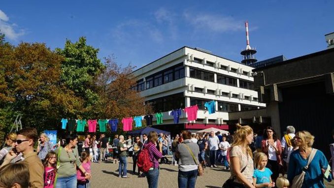 Schulhof-und-Tshirts