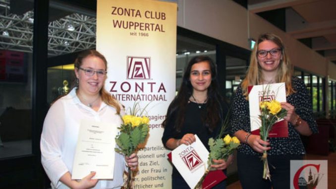 von links: die diesjährigen Preisträgerinnen Hanne Schacht (1. Platz), Roya Banaeian und Tina Horky (beide 2. Platz)