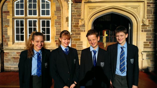 Clifton Winners in Schuluniform