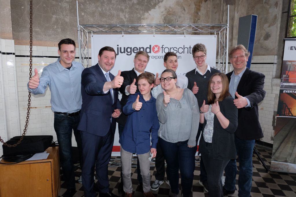 Solingens Oberbürgermeister Tim Kurzbach gratuliert den CFG-Schülern und MINT-Lehrer Michael Winkhaus zu ihrem großartigen Erfolg