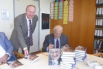 Auch Schulleiter Reinold MErtens lässt sich sein Exemplar con "Le Mensch" signieren