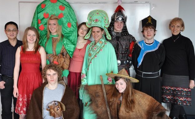 Erfolgreiche-Schauspieler-und-Betreuer-Kyra-Böhme-10a-2.-v.l.-und-Hanna-Doose-10d-knieend-rechts-mit-ihrer-Theatergruppe-ihrem-Chinesisch-Lehrer-Zufeng-Wu-und-Dr.-Agnes-Bryan-Leiterin-des-Sprachinstituts-der-Uni-Wuppertal