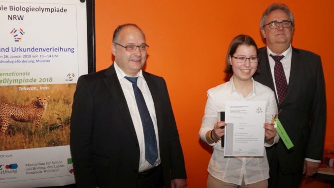 Urkundenverleihung-an-Katharina-Tscheu-durch-Joachim-Schöpke-MSB-und-Dr.-Frank-Berendes-Bayer-AG