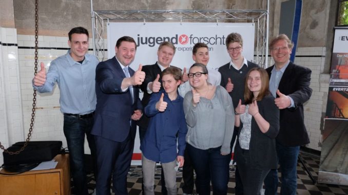 Solingens-Oberbürgermeister-Tim-Kurzbach-gratuliert-den-CFG-Schülern-und-MINT-Lehrer-Michael-Winkhaus-zu-ihrem-großartigen-Erfolg